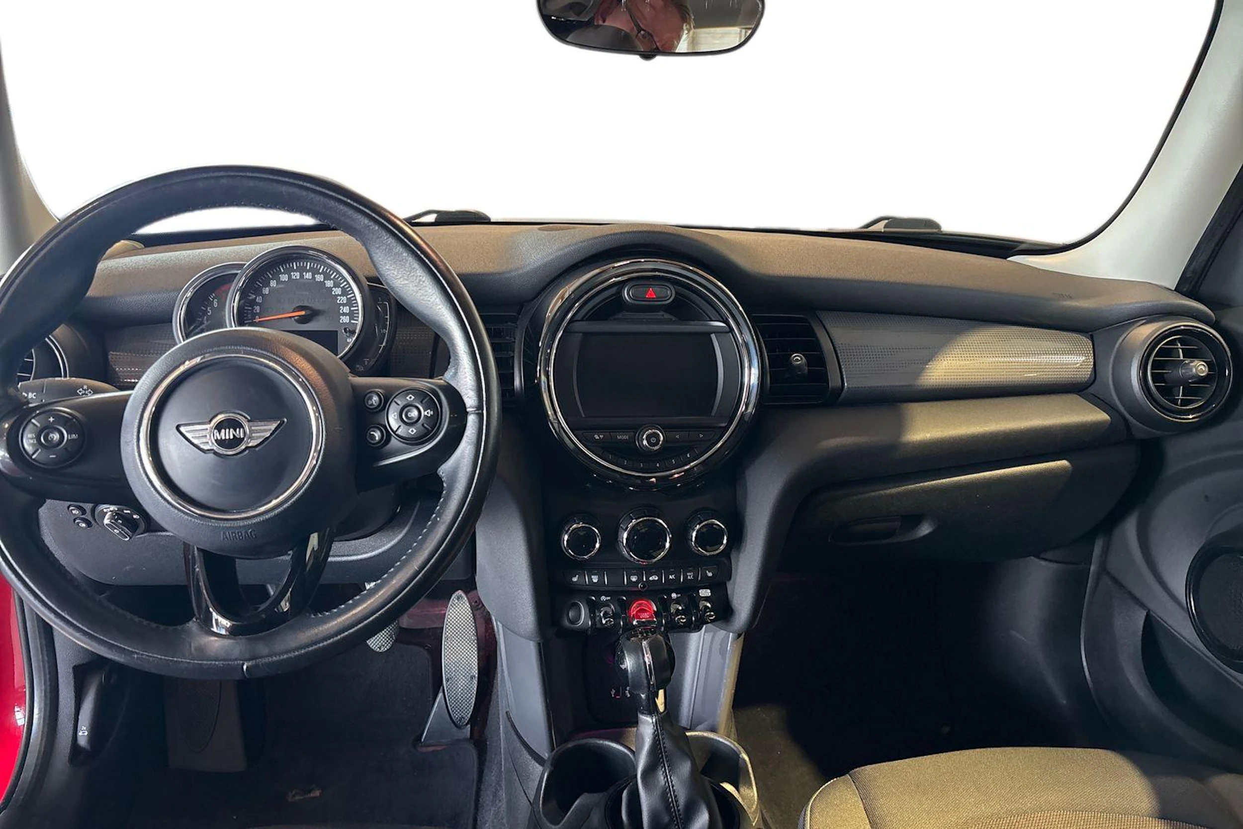 Punainen Mini Hatchback 2018 kuva 7.