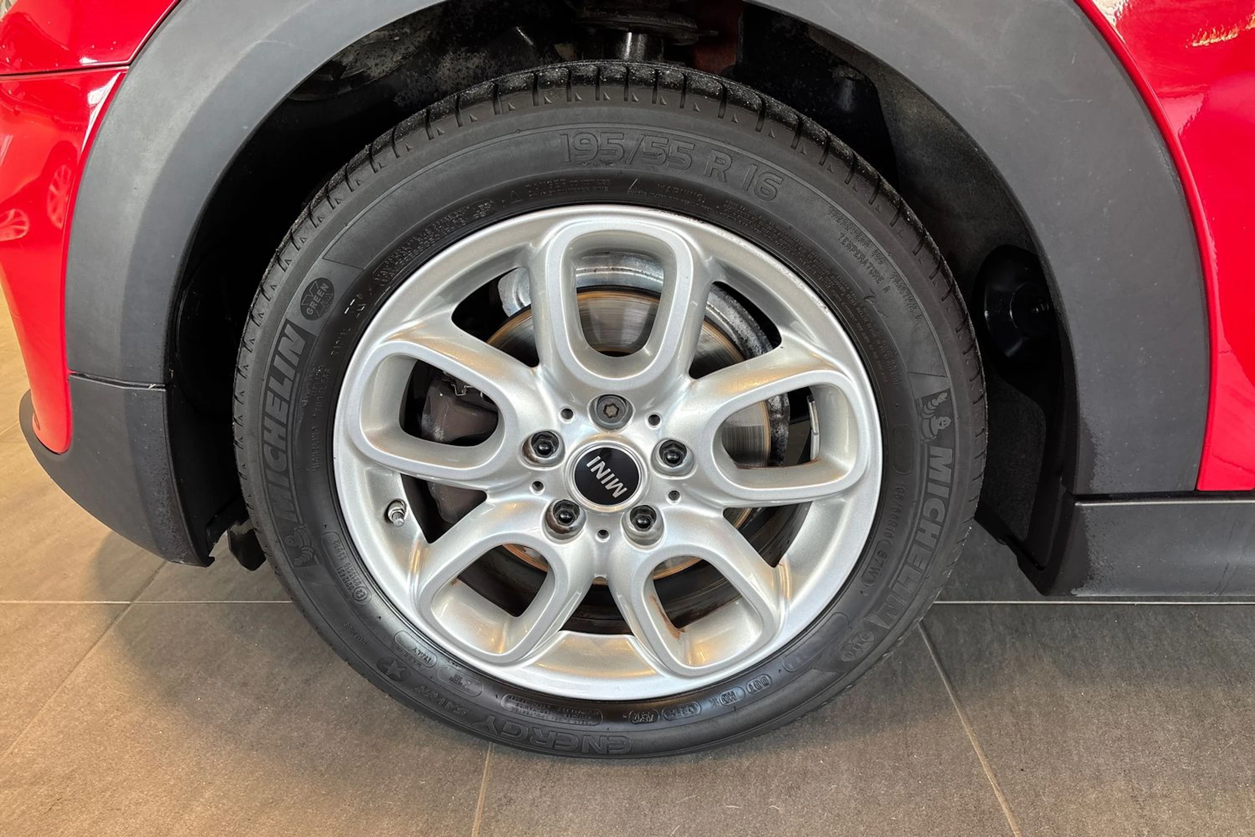 Punainen Mini Hatchback 2018 kuva 10.
