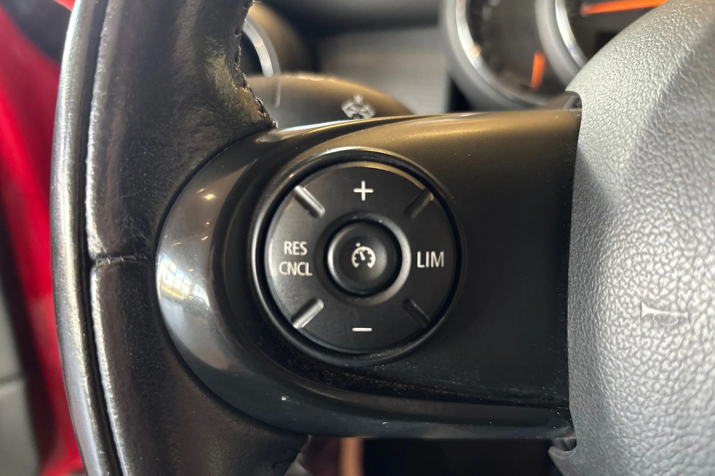 Punainen Mini Hatchback 2018 kuva 11.