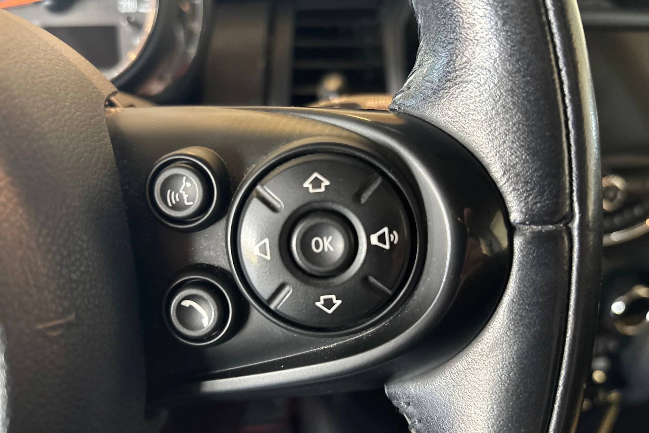 Punainen Mini Hatchback 2018 kuva 12.