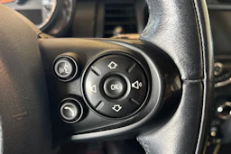 Punainen Mini Hatchback 2018 kuva 12.