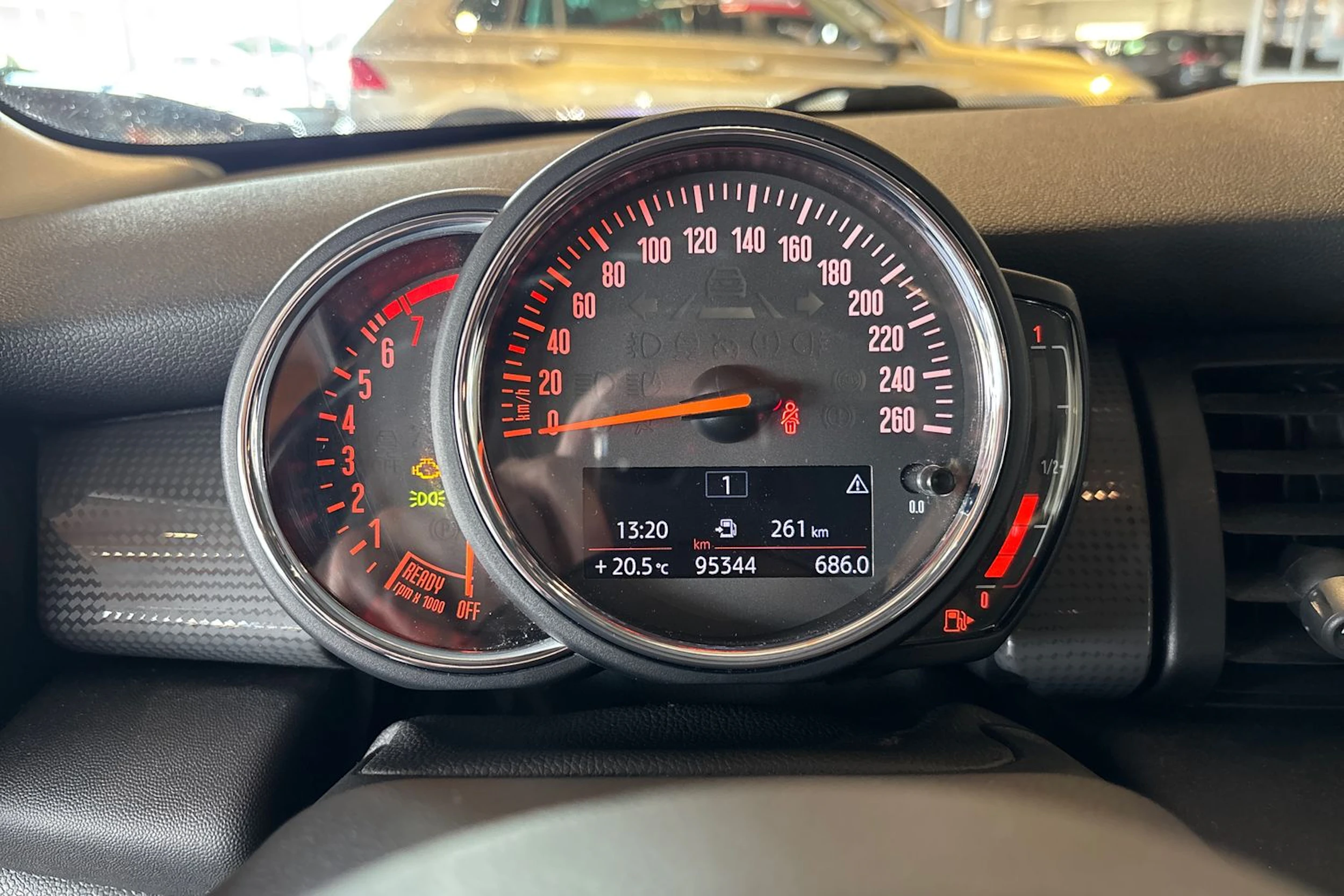 Punainen Mini Hatchback 2018 kuva 13.
