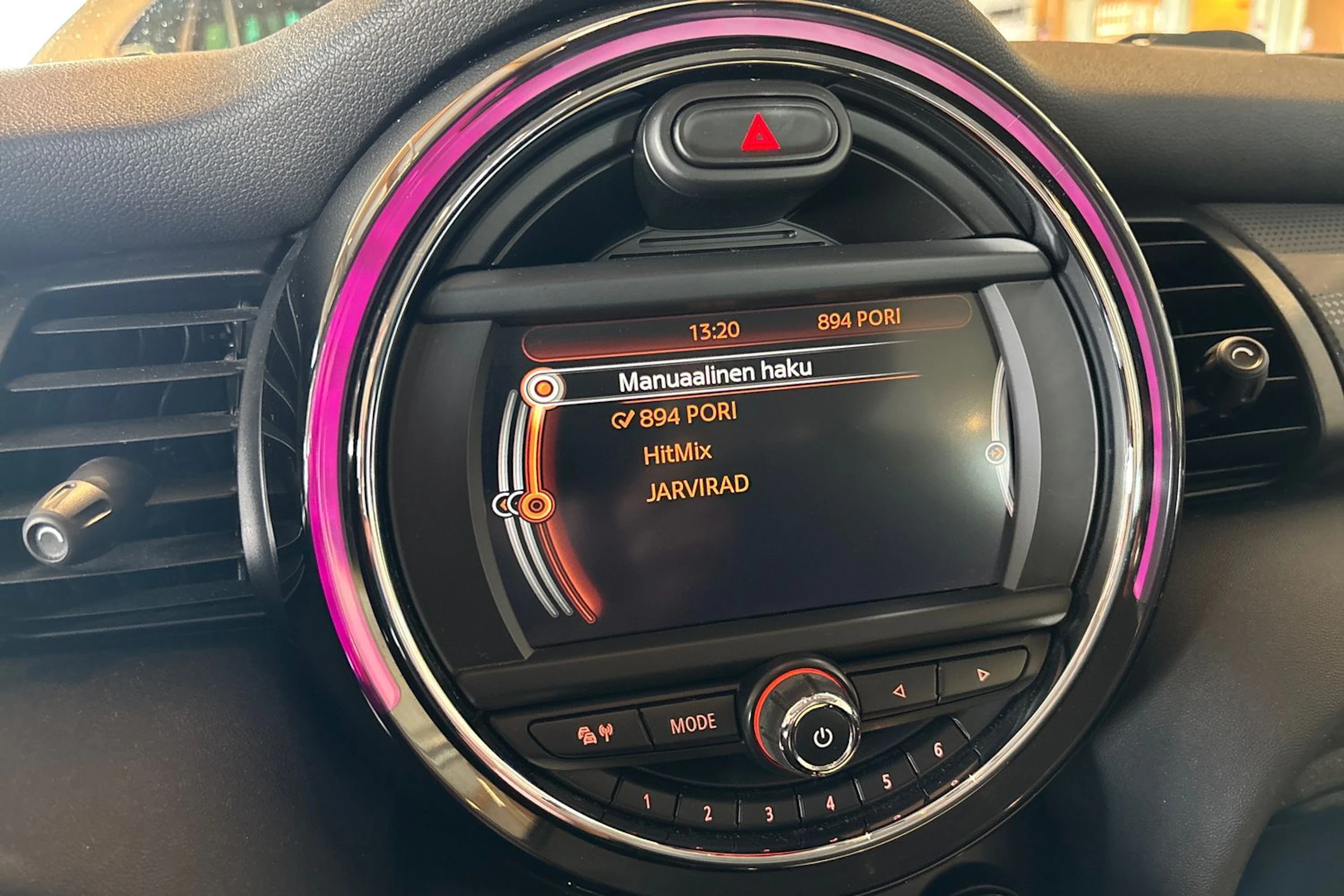 Punainen Mini Hatchback 2018 kuva 14.