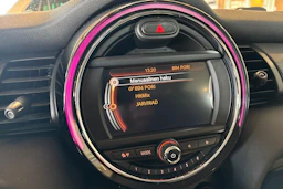 Punainen Mini Hatchback 2018 kuva 14.