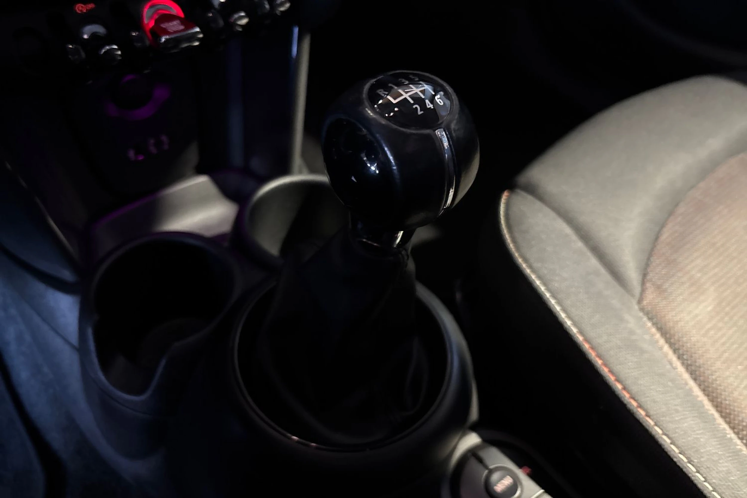 Punainen Mini Hatchback 2018 kuva 16.