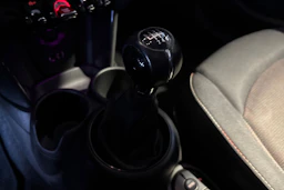 Punainen Mini Hatchback 2018 kuva 16.