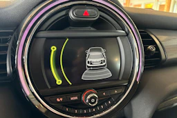 Punainen Mini Hatchback 2018 kuva 18.
