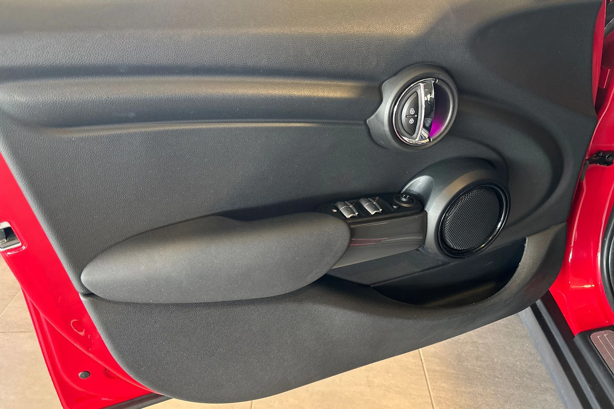 Punainen Mini Hatchback 2018 kuva 19.