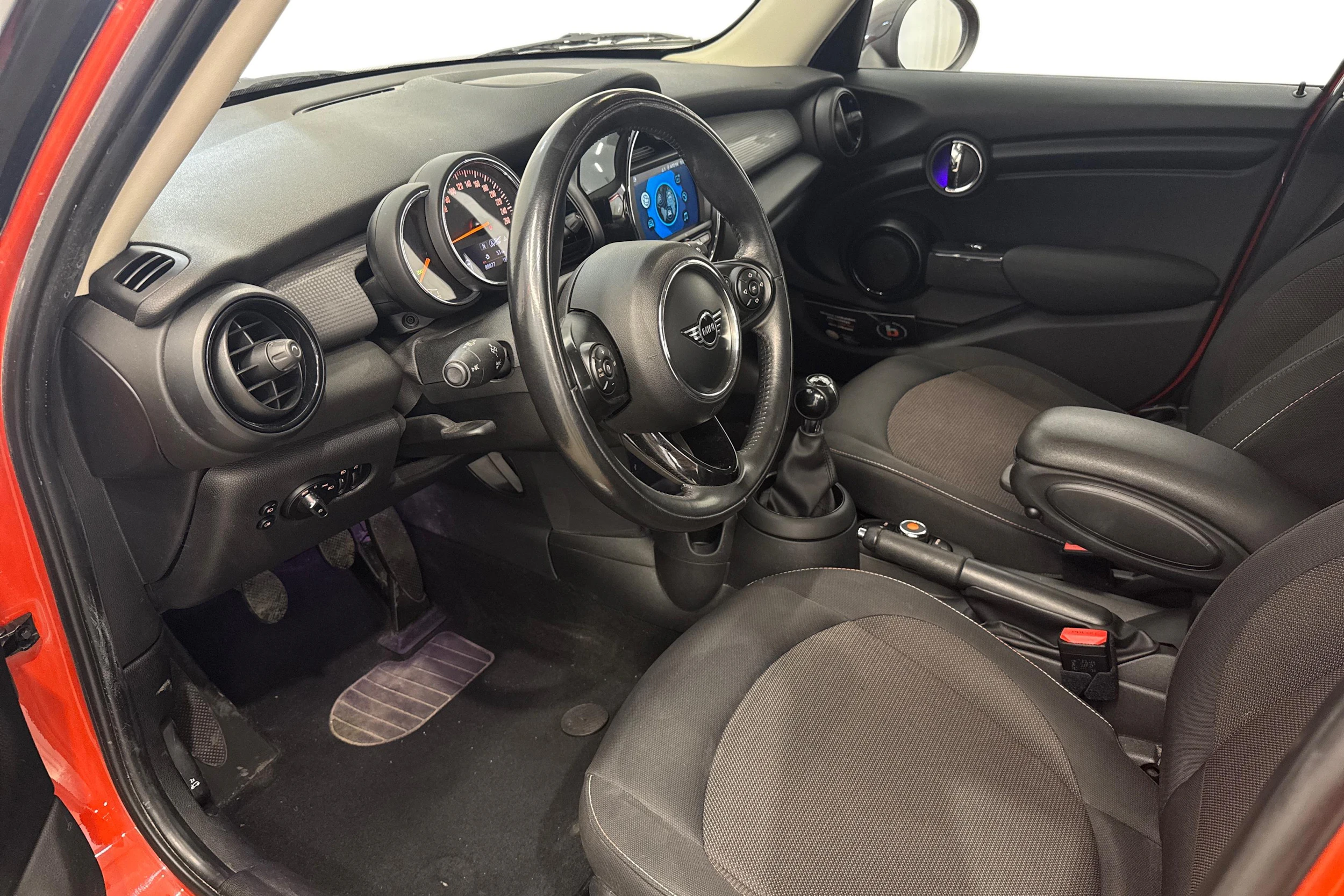 oranssi Mini Hatchback 2019 kuva 6.