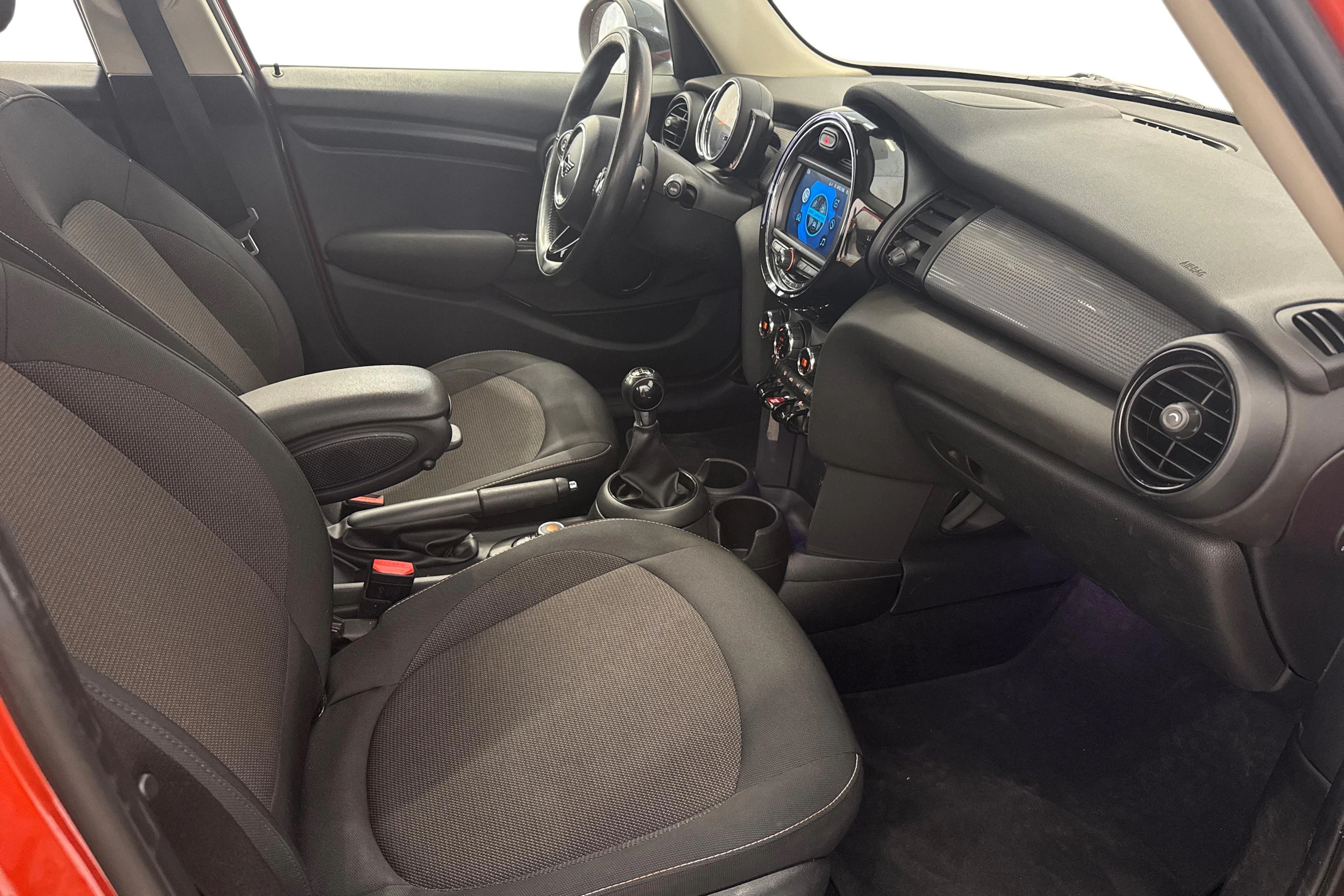 oranssi Mini Hatchback 2019 kuva 7.