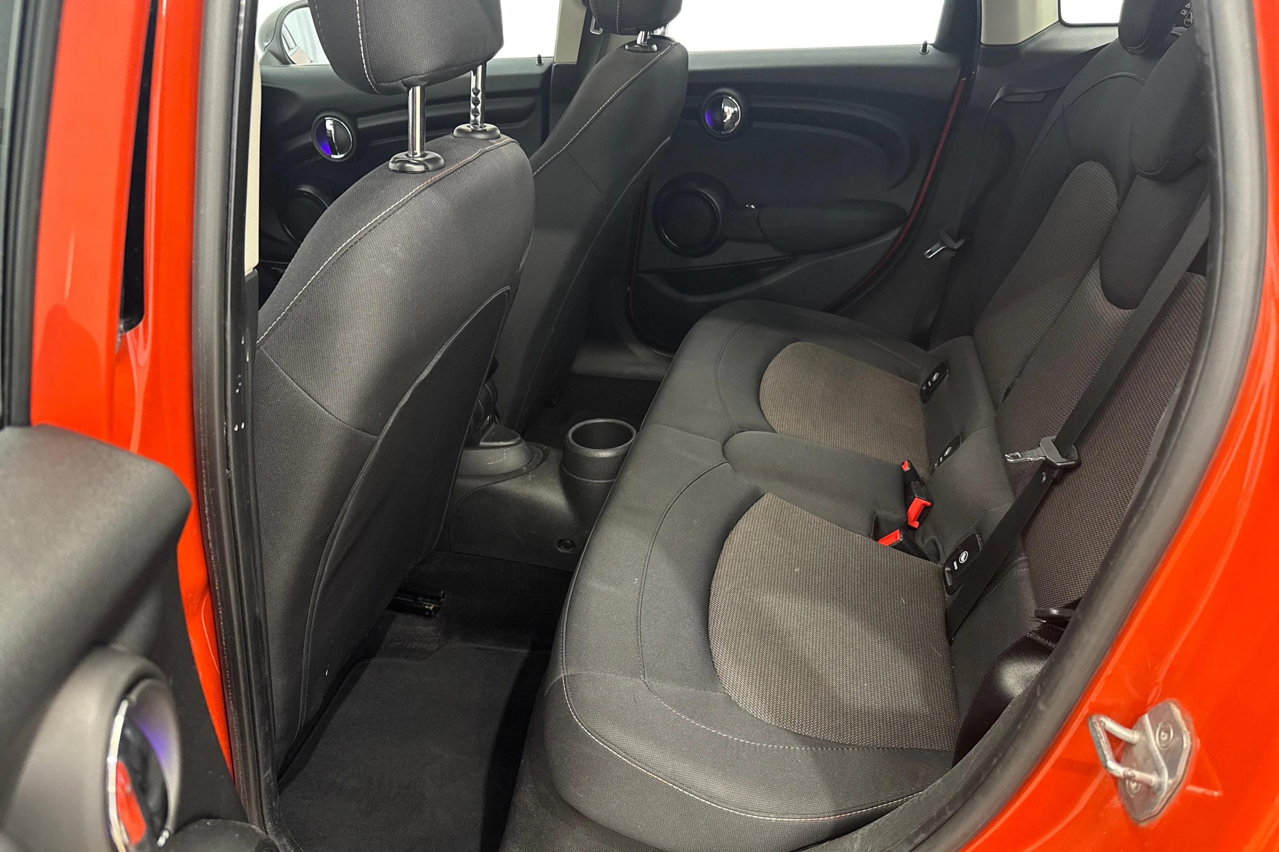 oranssi Mini Hatchback 2019 kuva 9.
