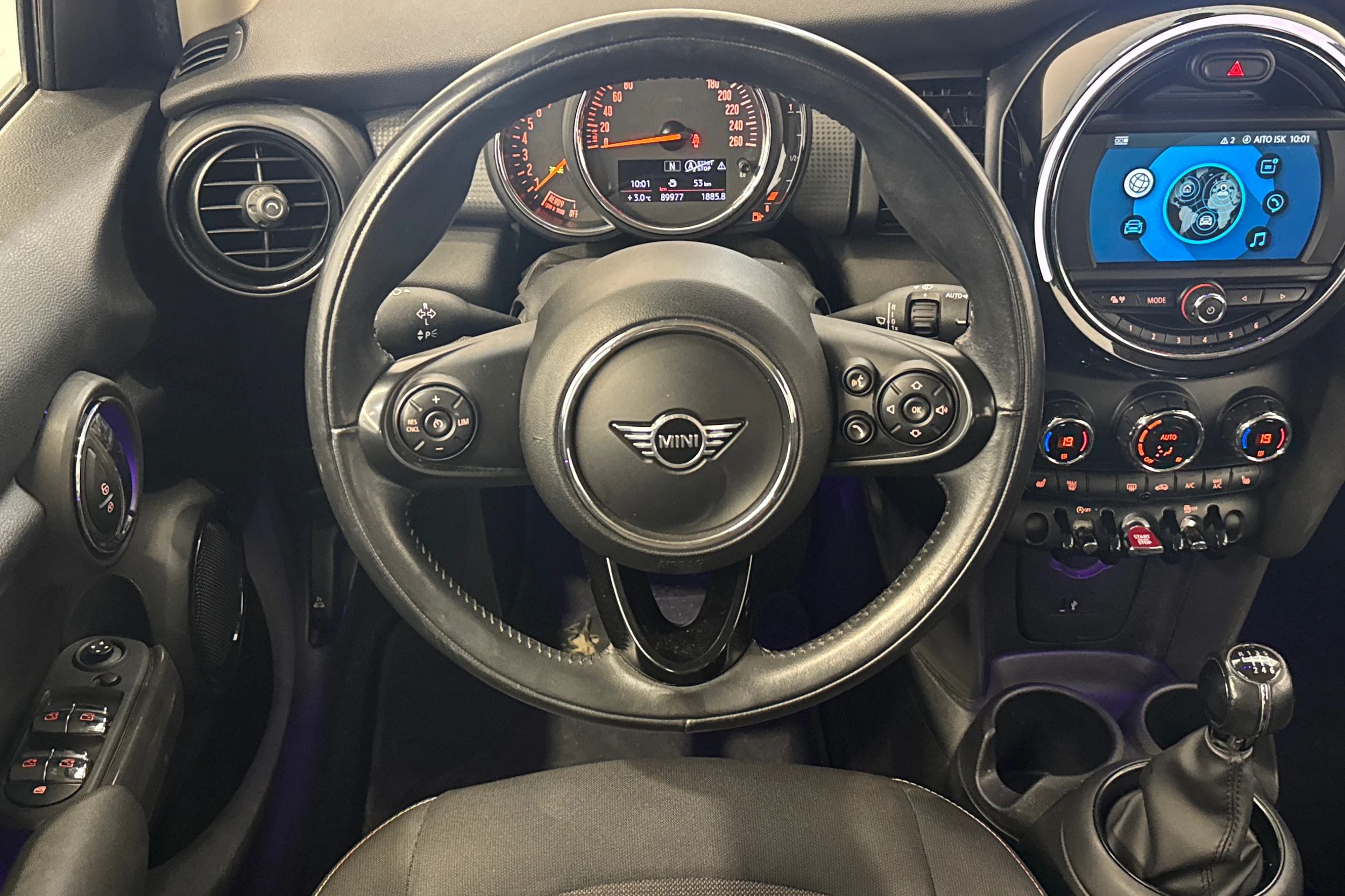 oranssi Mini Hatchback 2019 kuva 12.