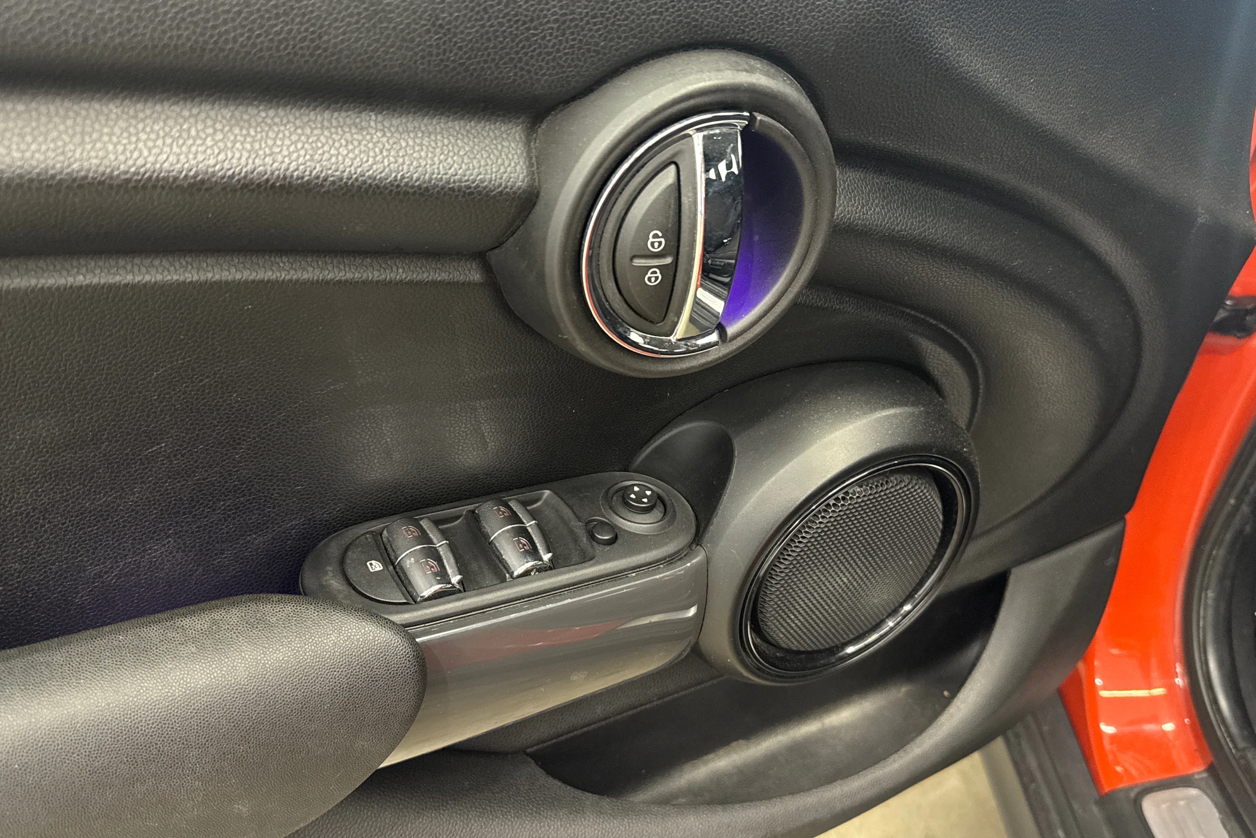 oranssi Mini Hatchback 2019 kuva 13.