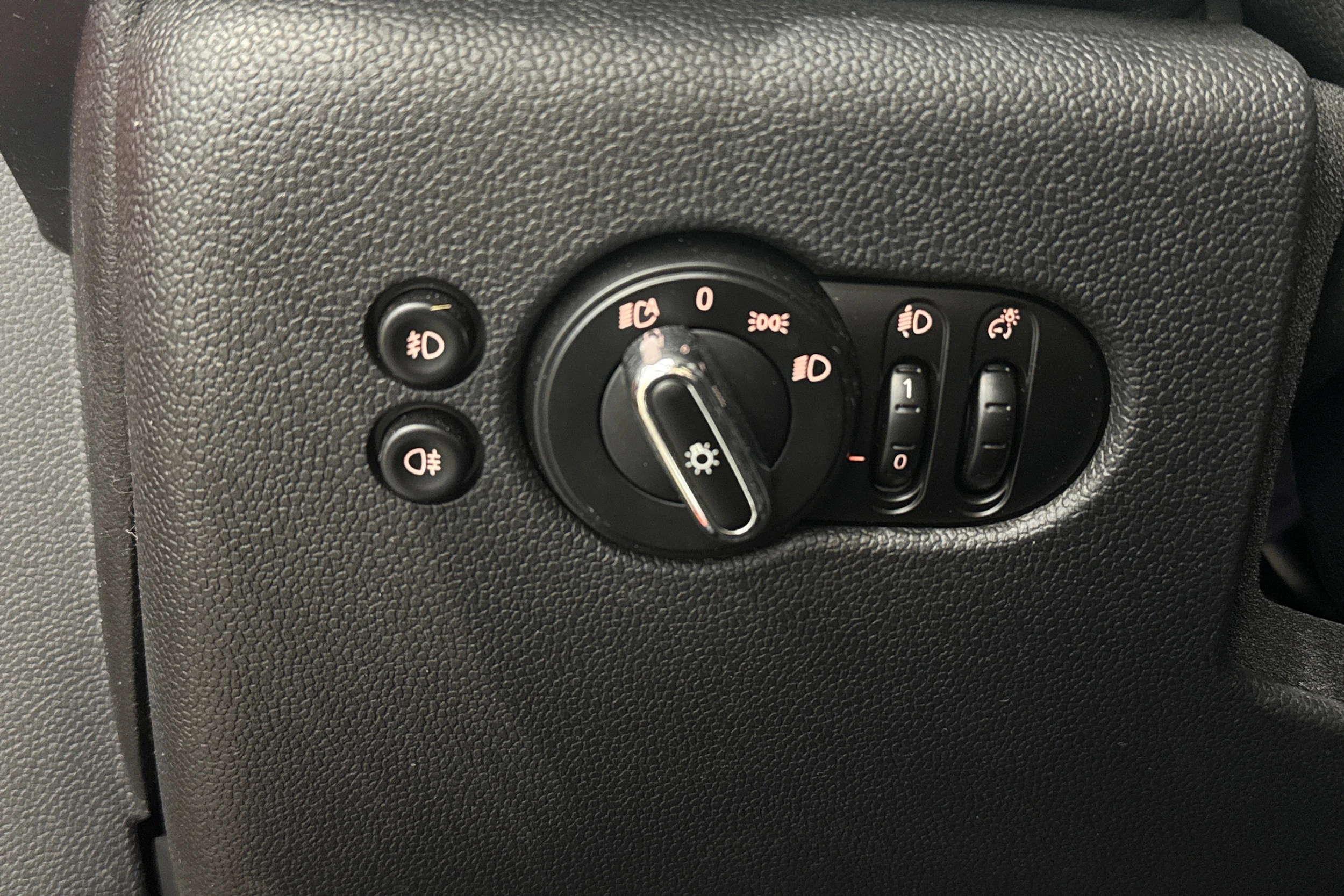 oranssi Mini Hatchback 2019 kuva 14.