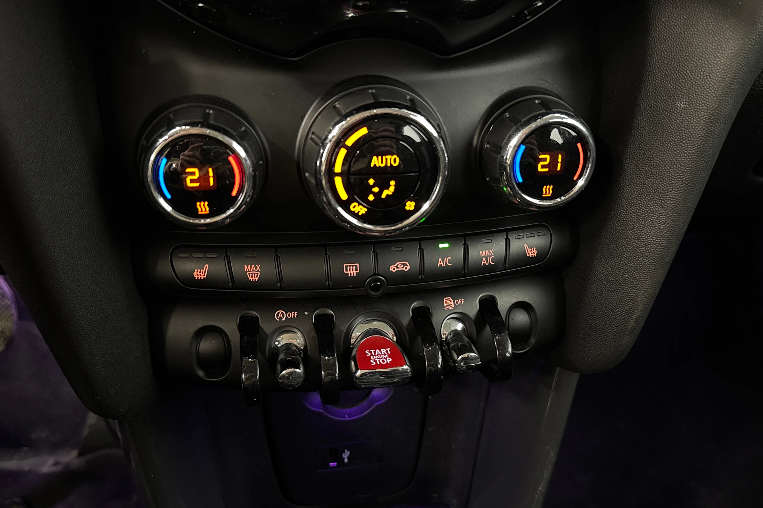 oranssi Mini Hatchback 2019 kuva 16.