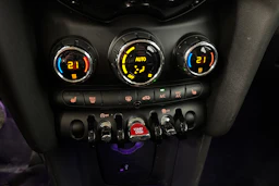 oranssi Mini Hatchback 2019 kuva 16.