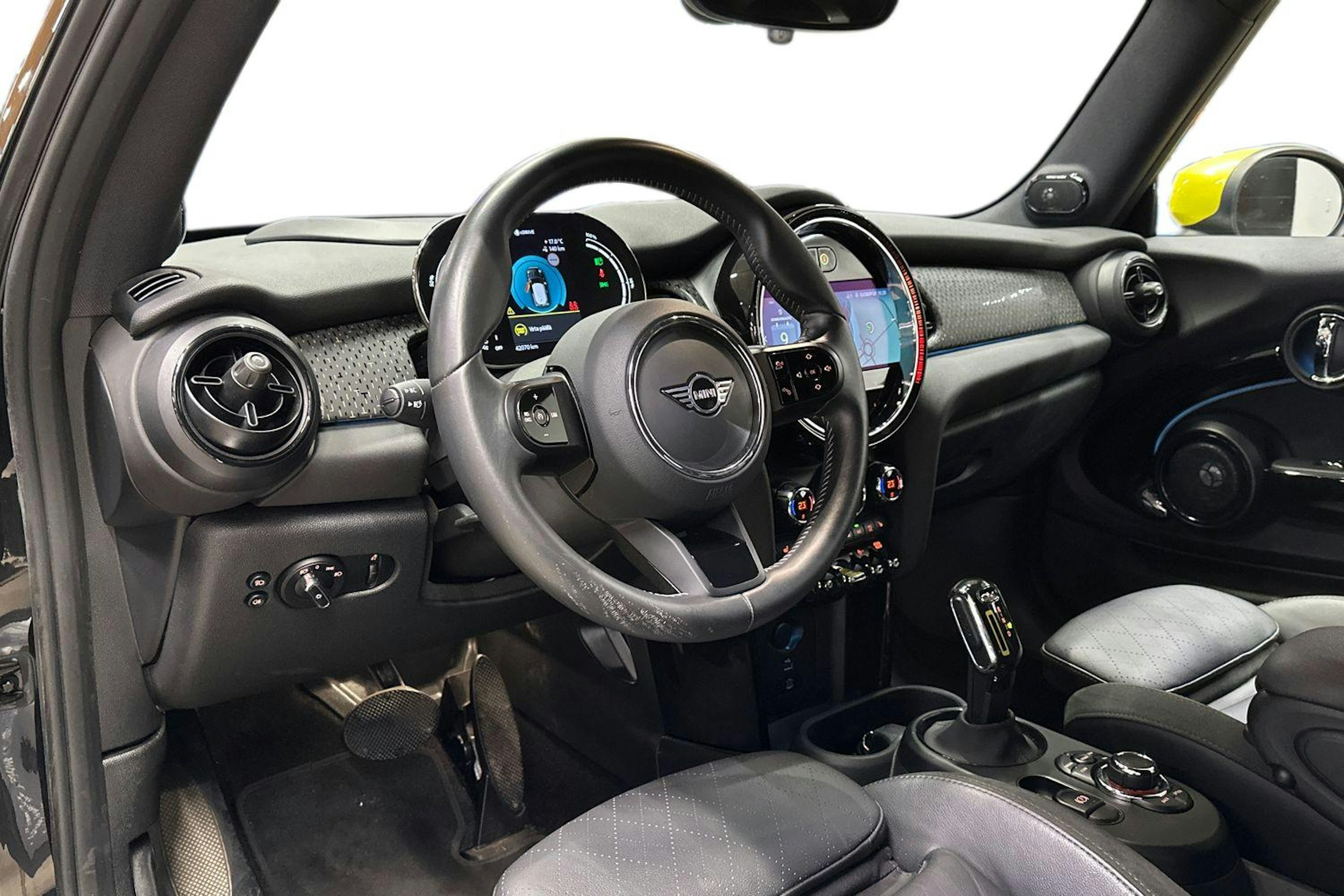 musta Mini Hatchback 2023 kuva 6.