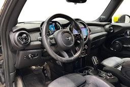 musta Mini Hatchback 2023 kuva 6.
