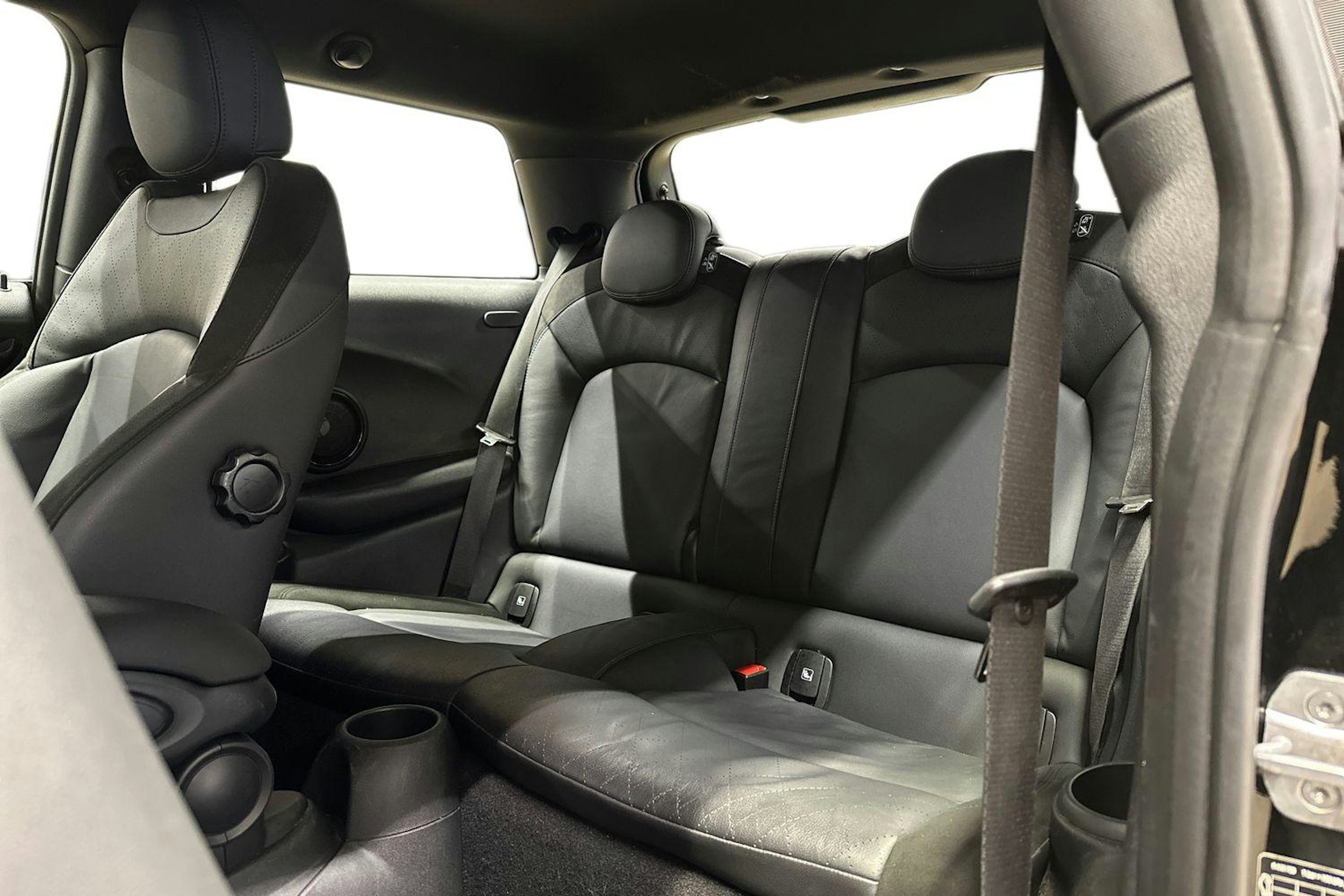 musta Mini Hatchback 2023 kuva 8.