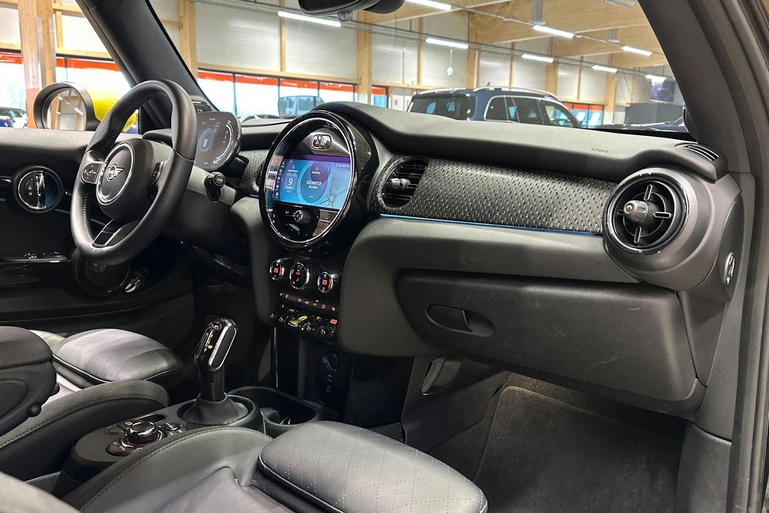 musta Mini Hatchback 2023 kuva 11.