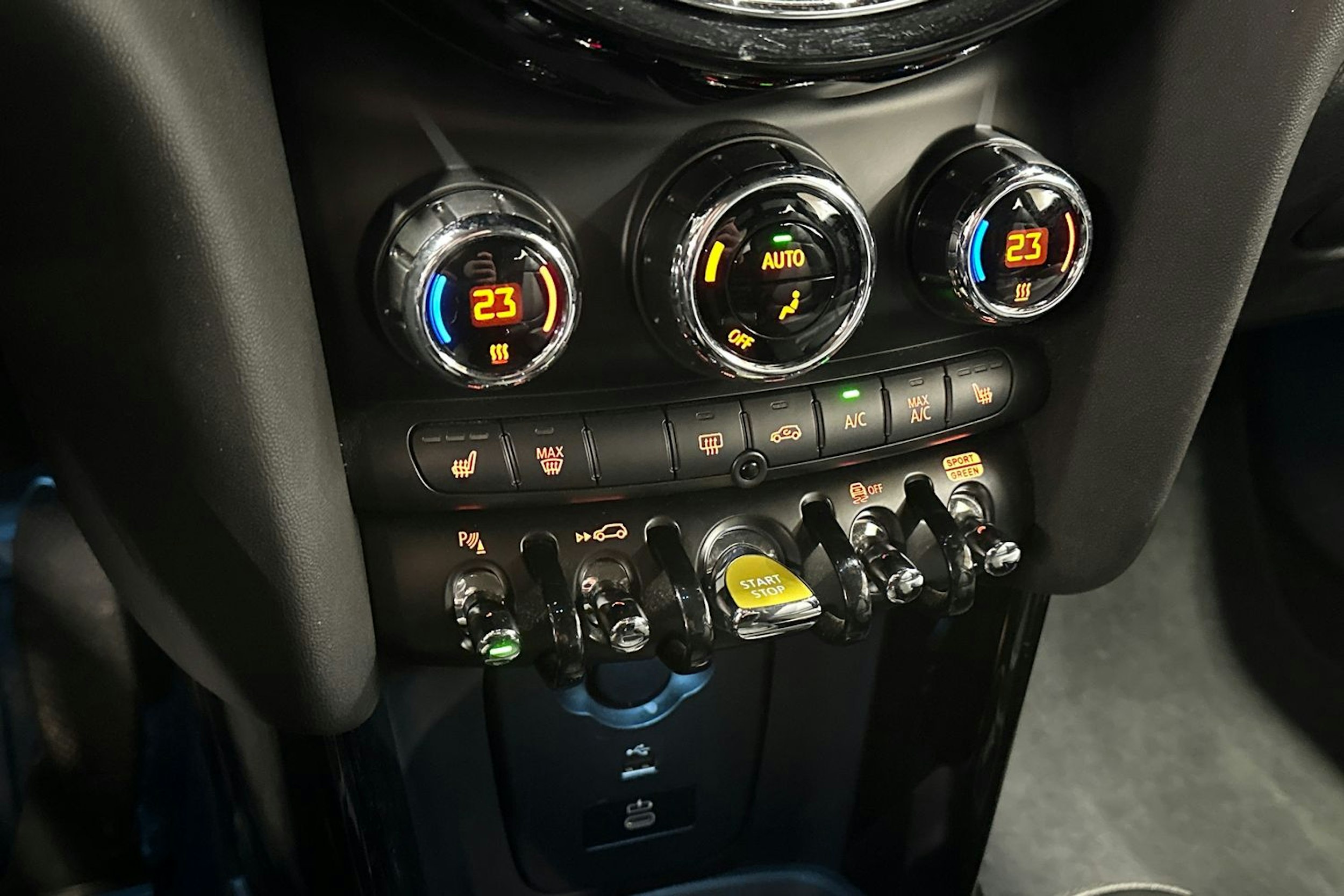 musta Mini Hatchback 2023 kuva 20.