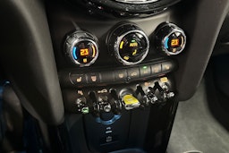 musta Mini Hatchback 2023 kuva 20.