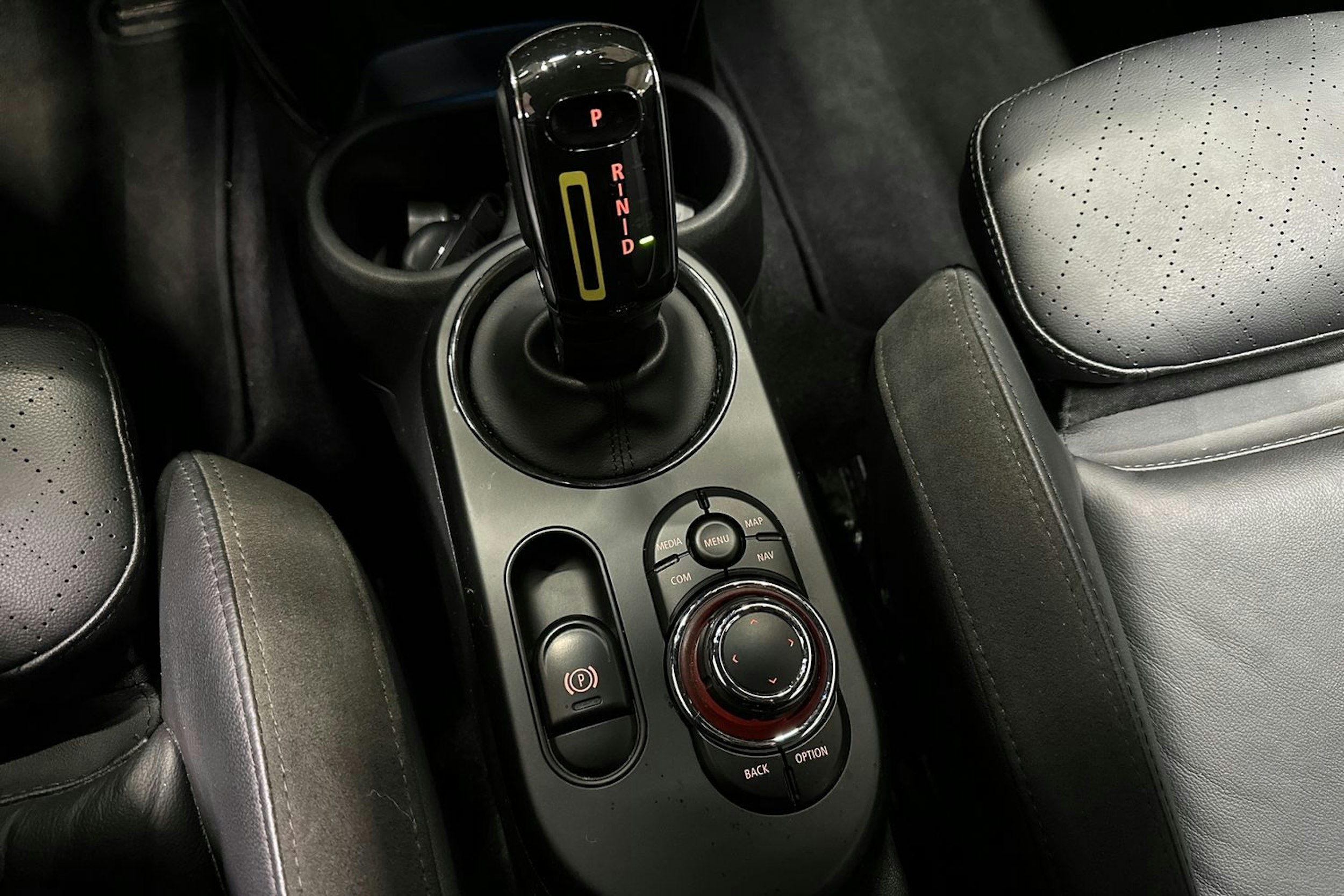 musta Mini Hatchback 2023 kuva 21.