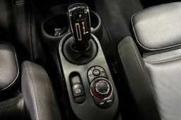 musta Mini Hatchback 2023 kuva 21.