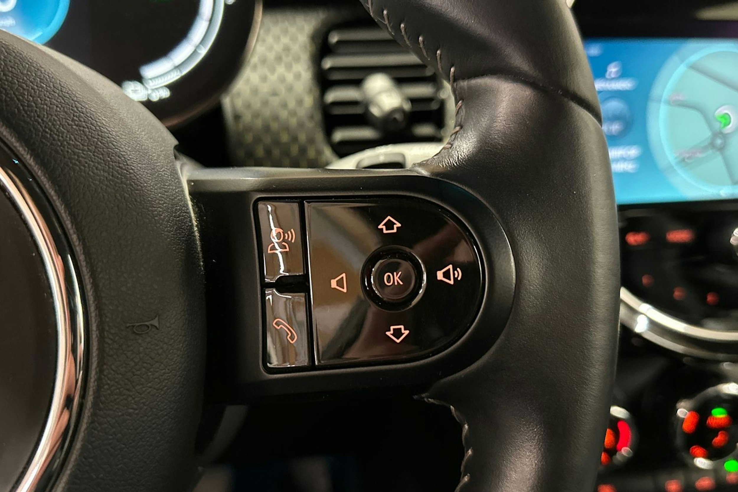 musta Mini Hatchback 2023 kuva 25.
