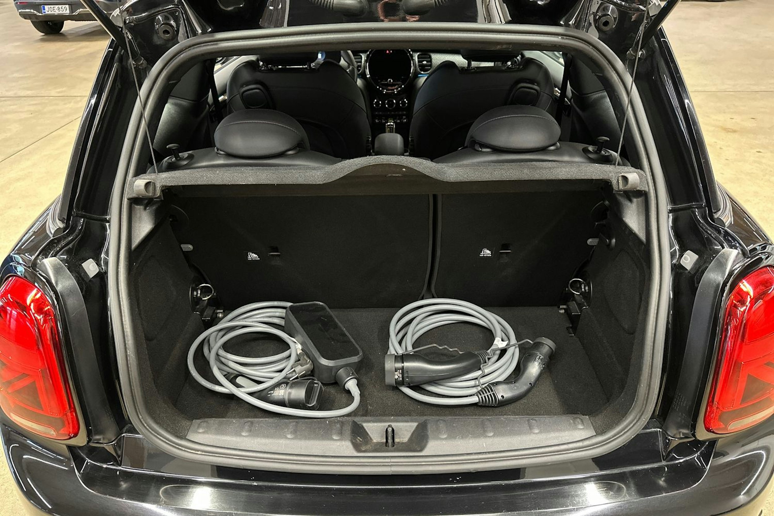 musta Mini Hatchback 2023 kuva 27.