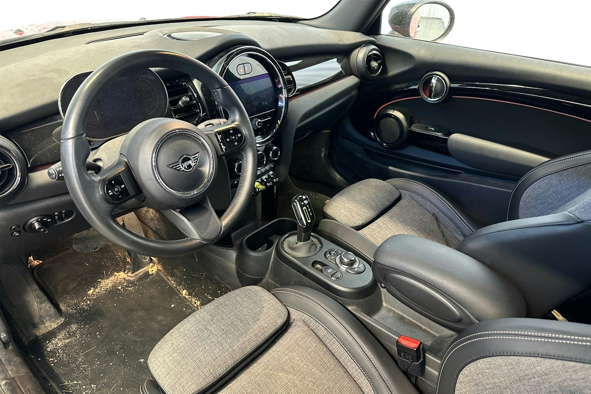 punainen Mini Hatchback 2022 kuva 3.