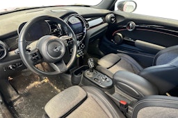 punainen Mini Hatchback 2022 kuva 3.