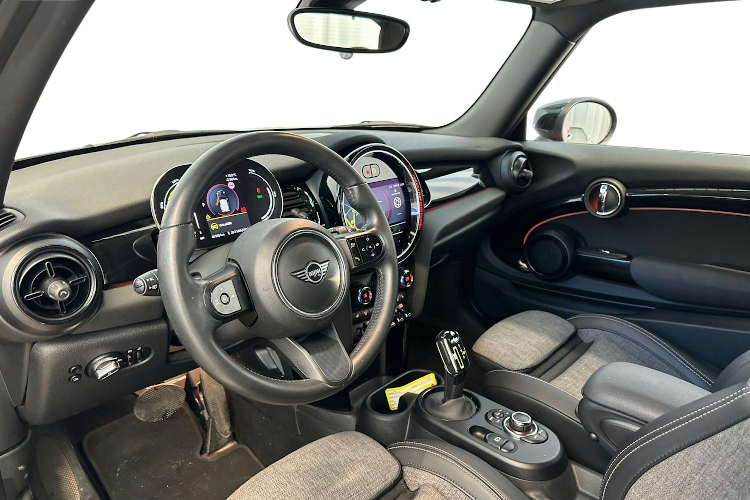 punainen Mini Hatchback 2022 kuva 7.