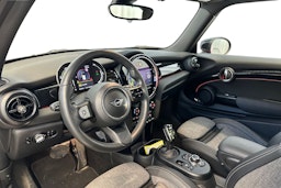 punainen Mini Hatchback 2022 kuva 7.