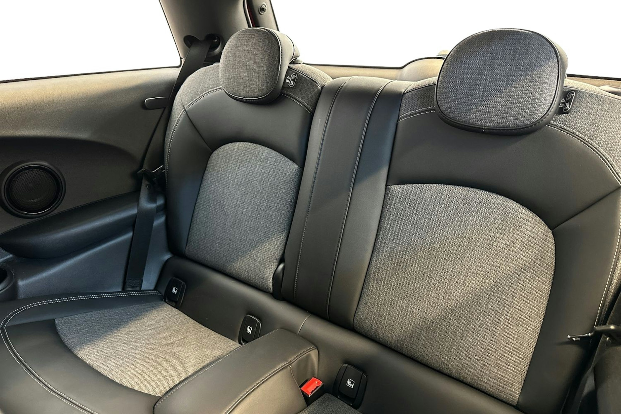 punainen Mini Hatchback 2022 kuva 10.