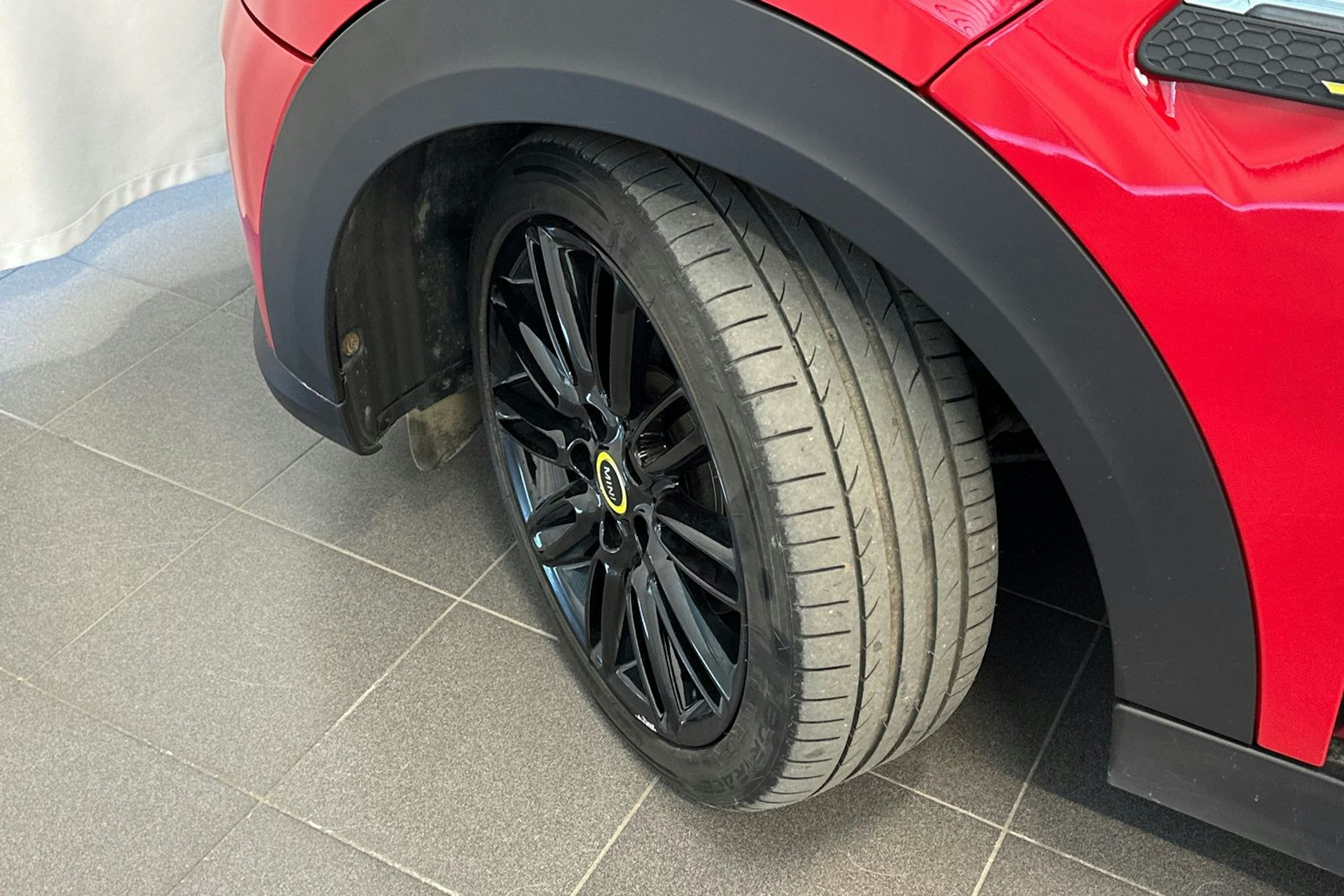 punainen Mini Hatchback 2022 kuva 13.