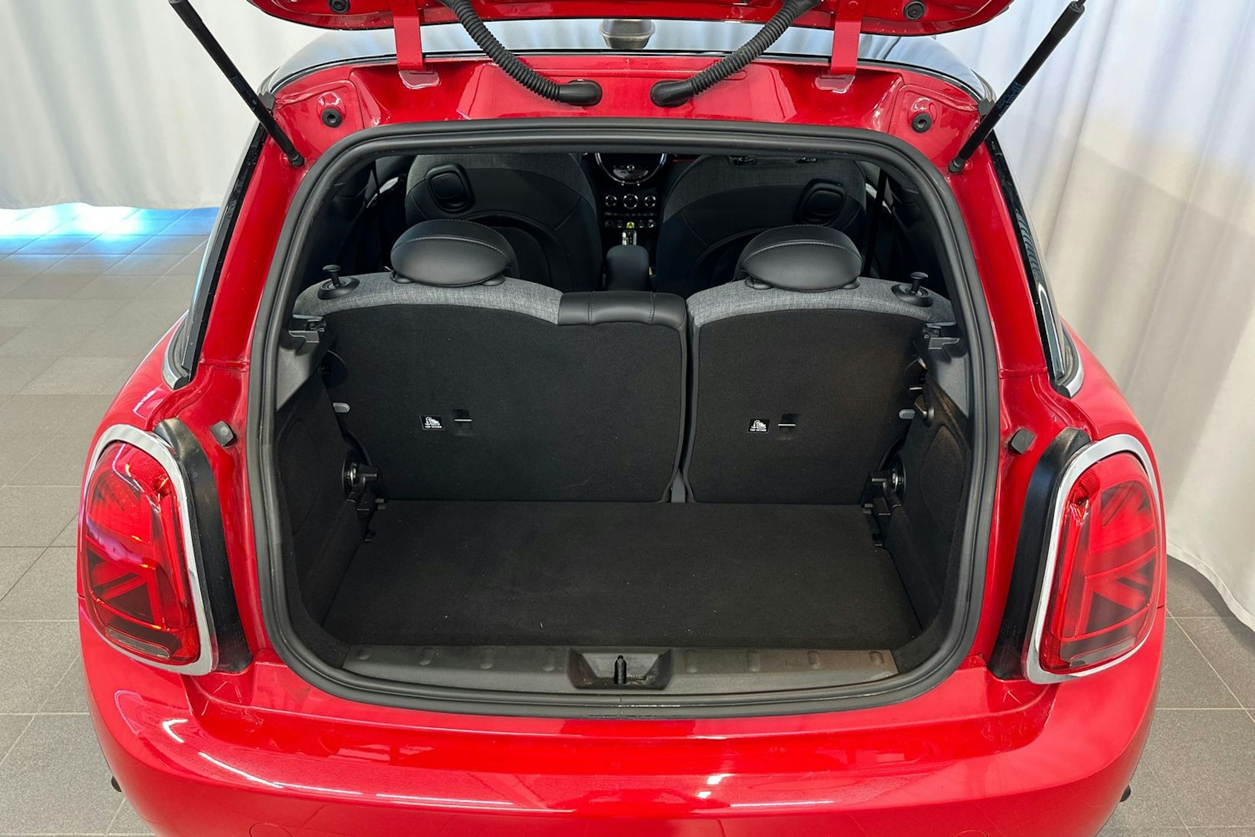 punainen Mini Hatchback 2022 kuva 15.