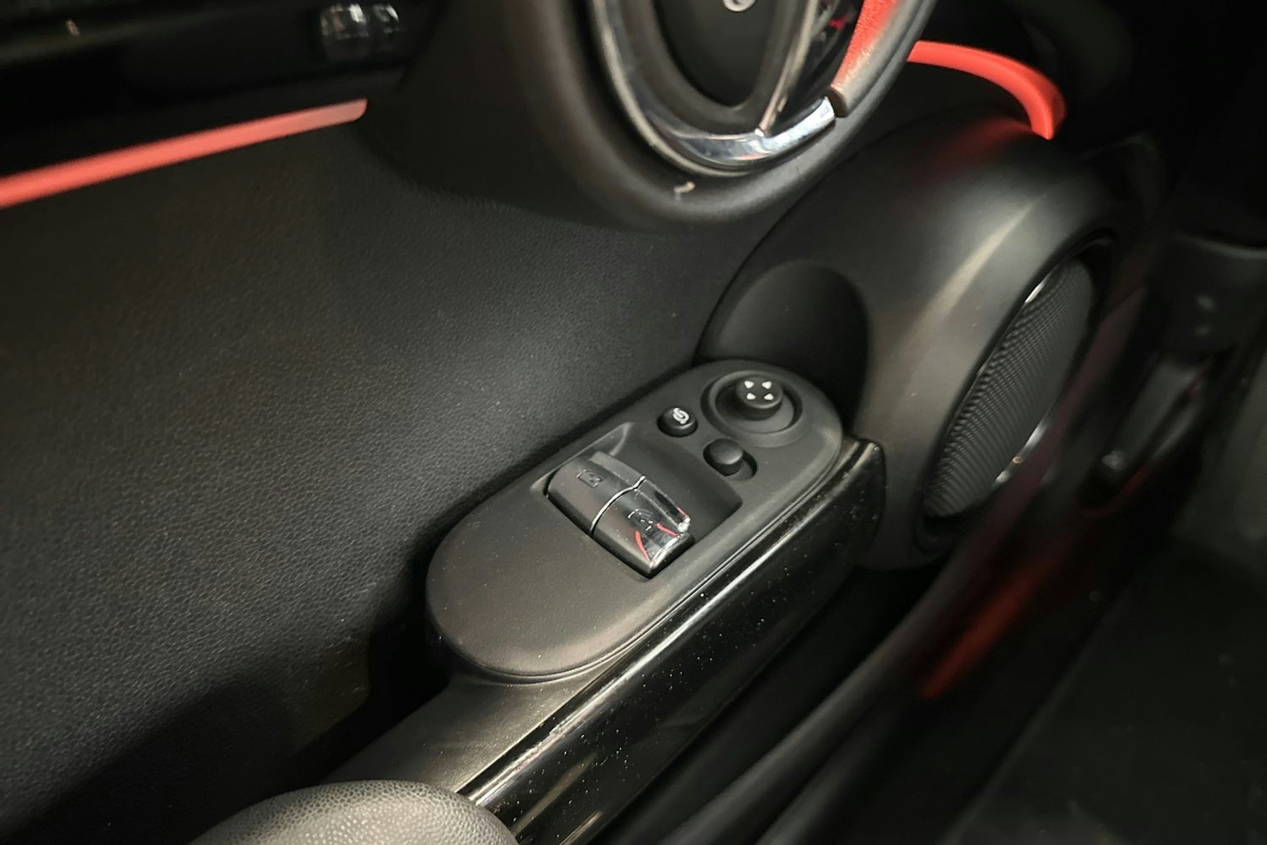 punainen Mini Hatchback 2022 kuva 16.
