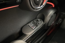 punainen Mini Hatchback 2022 kuva 16.