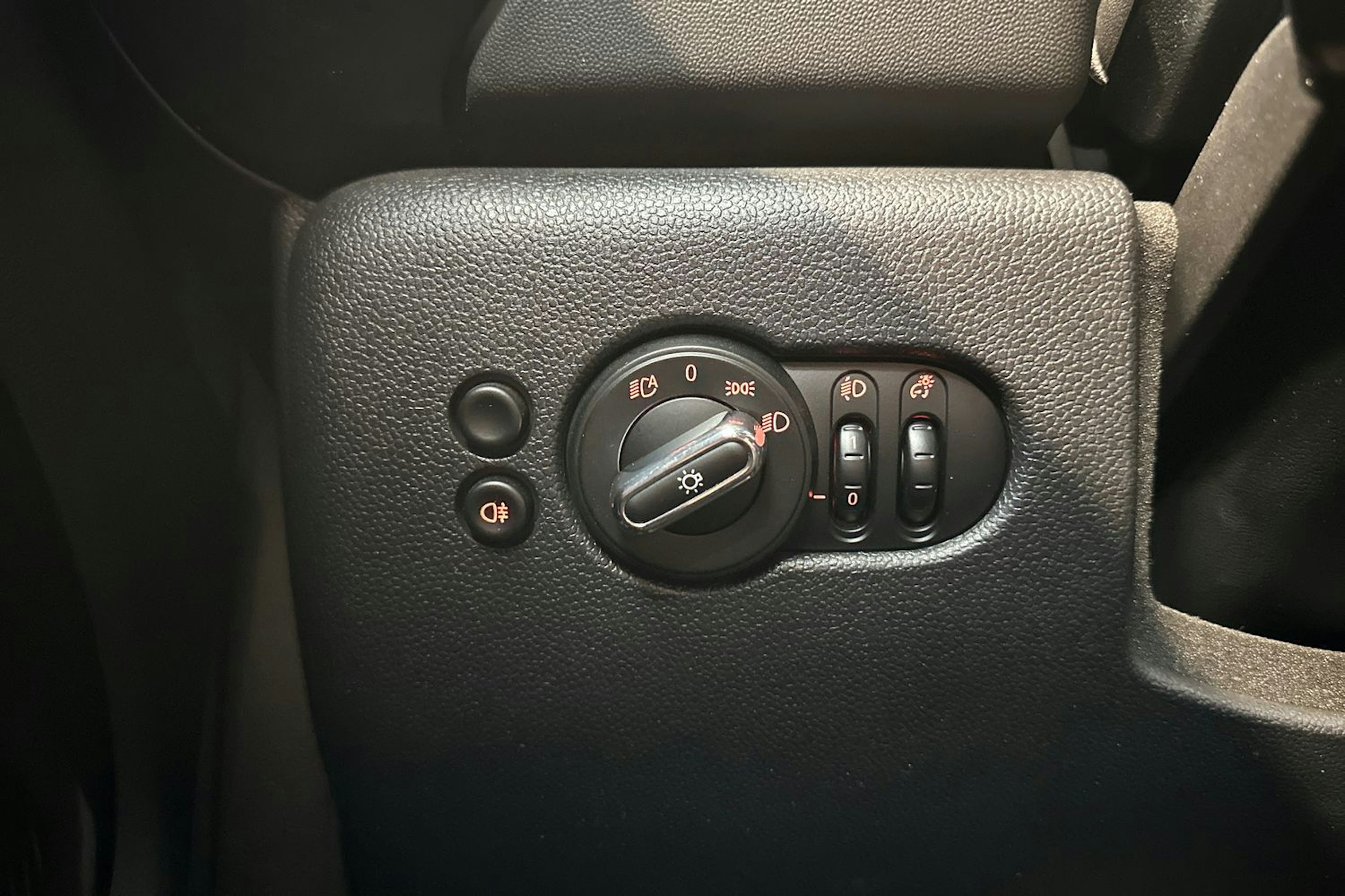 punainen Mini Hatchback 2022 kuva 17.