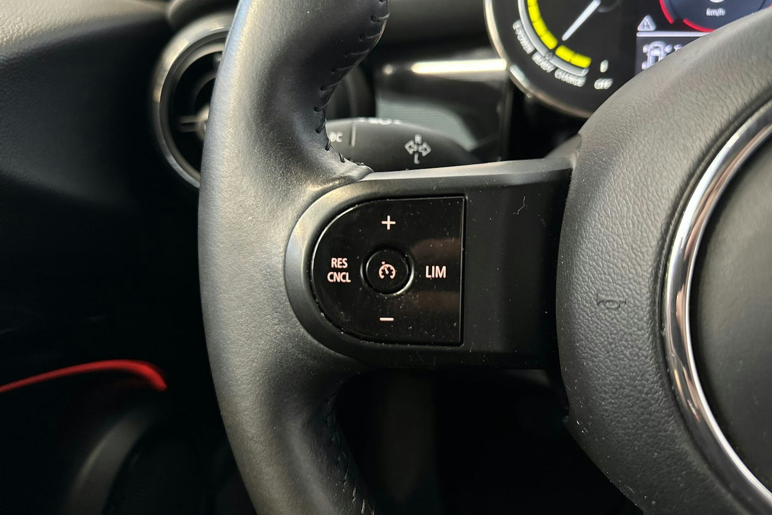 punainen Mini Hatchback 2022 kuva 18.