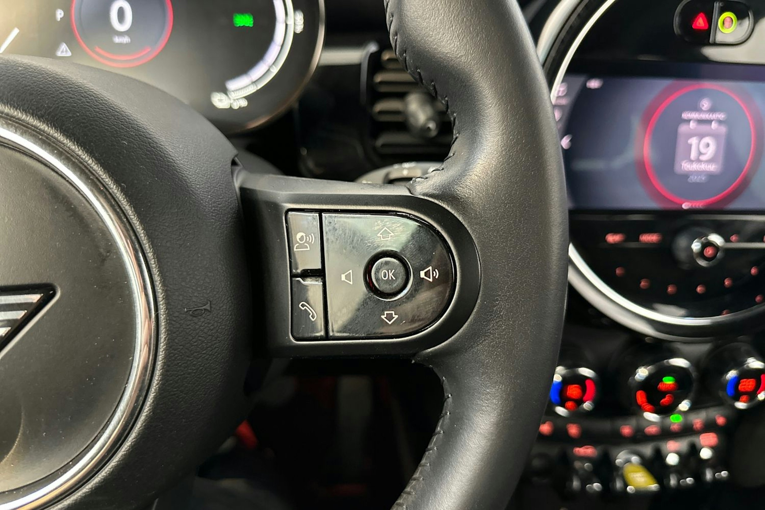 punainen Mini Hatchback 2022 kuva 19.