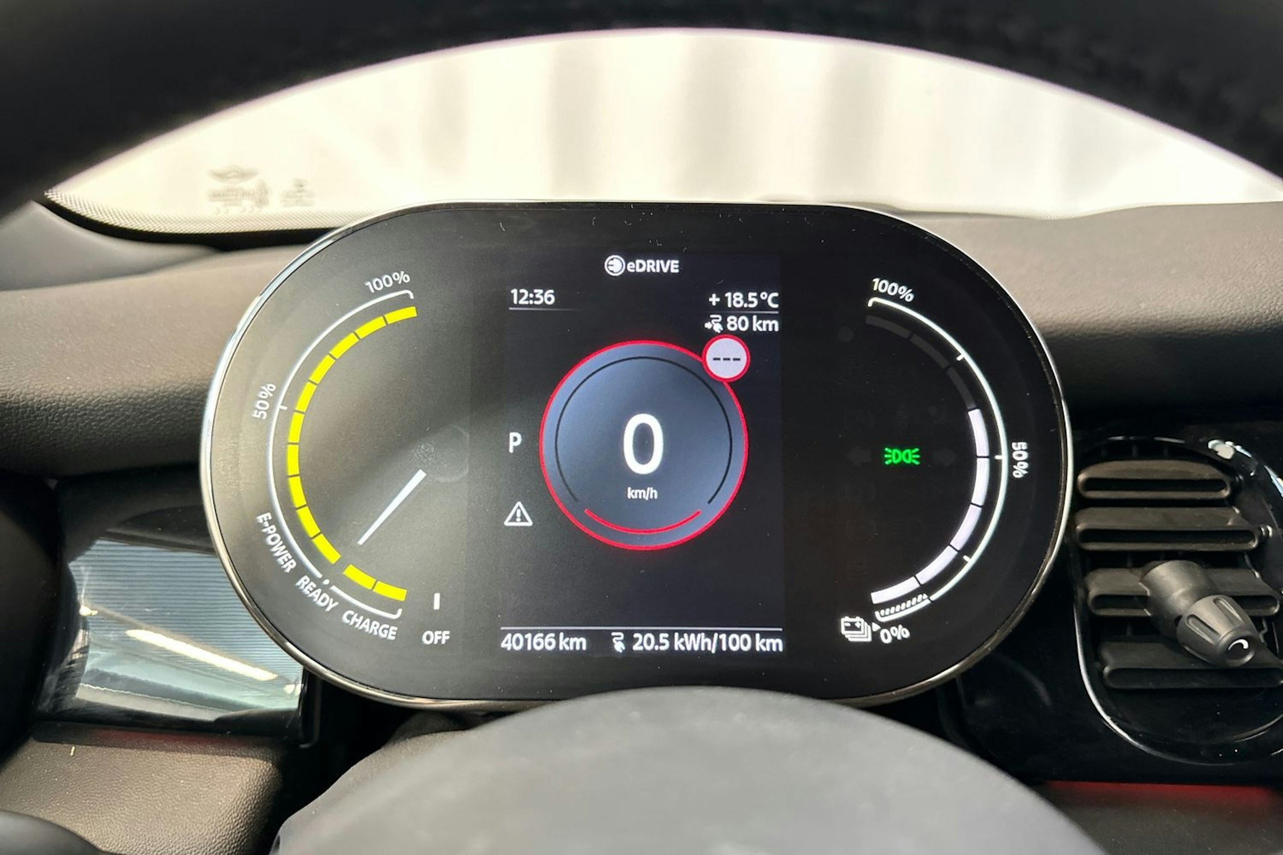 punainen Mini Hatchback 2022 kuva 20.