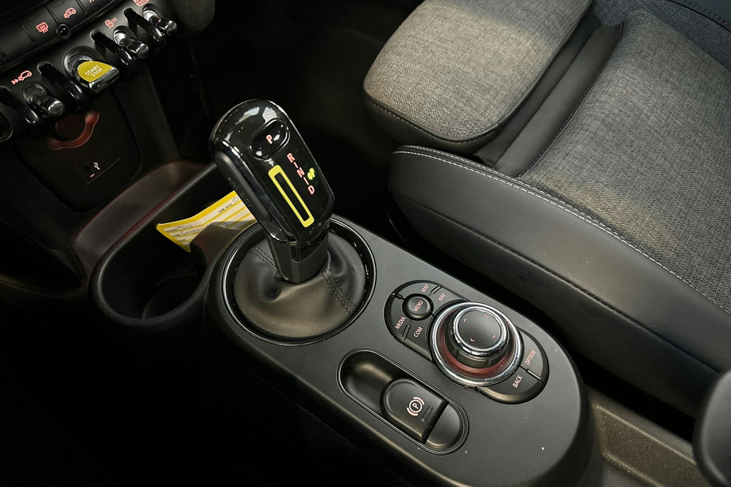 punainen Mini Hatchback 2022 kuva 21.