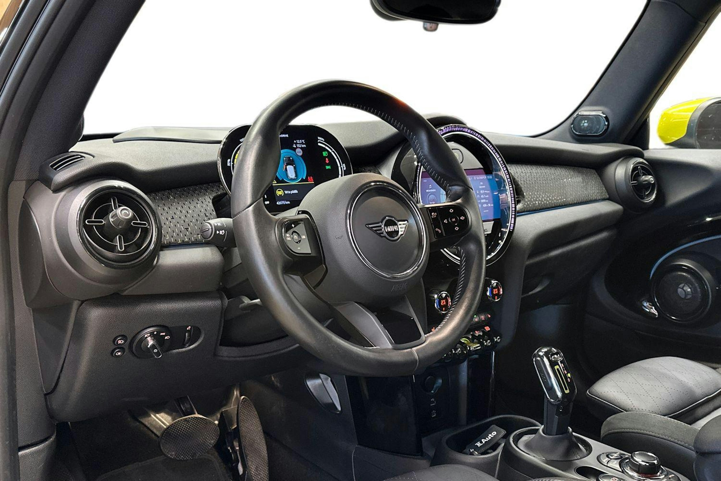 musta Mini Hatchback 2023 kuva 7.