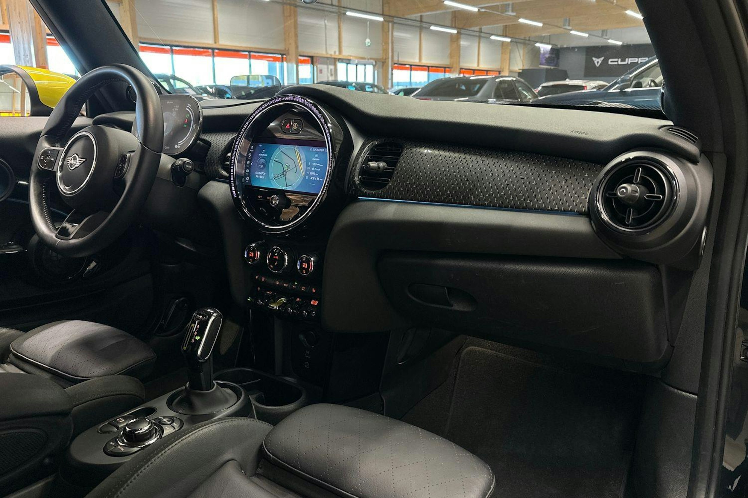 musta Mini Hatchback 2023 kuva 11.