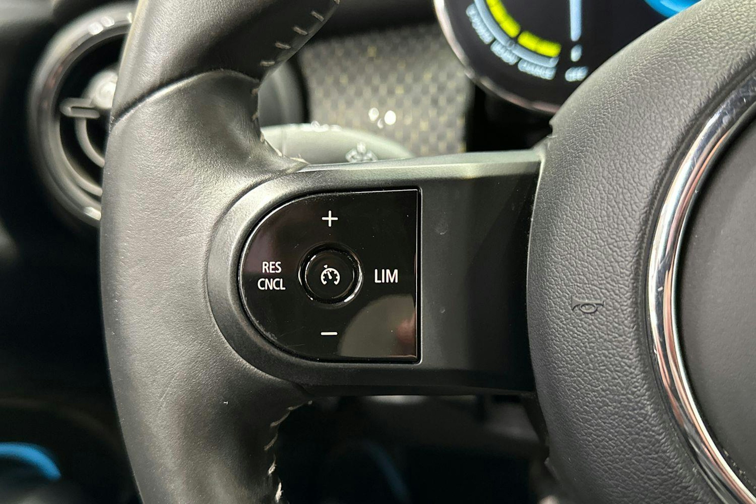 musta Mini Hatchback 2023 kuva 27.