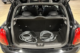 musta Mini Hatchback 2023 kuva 30.