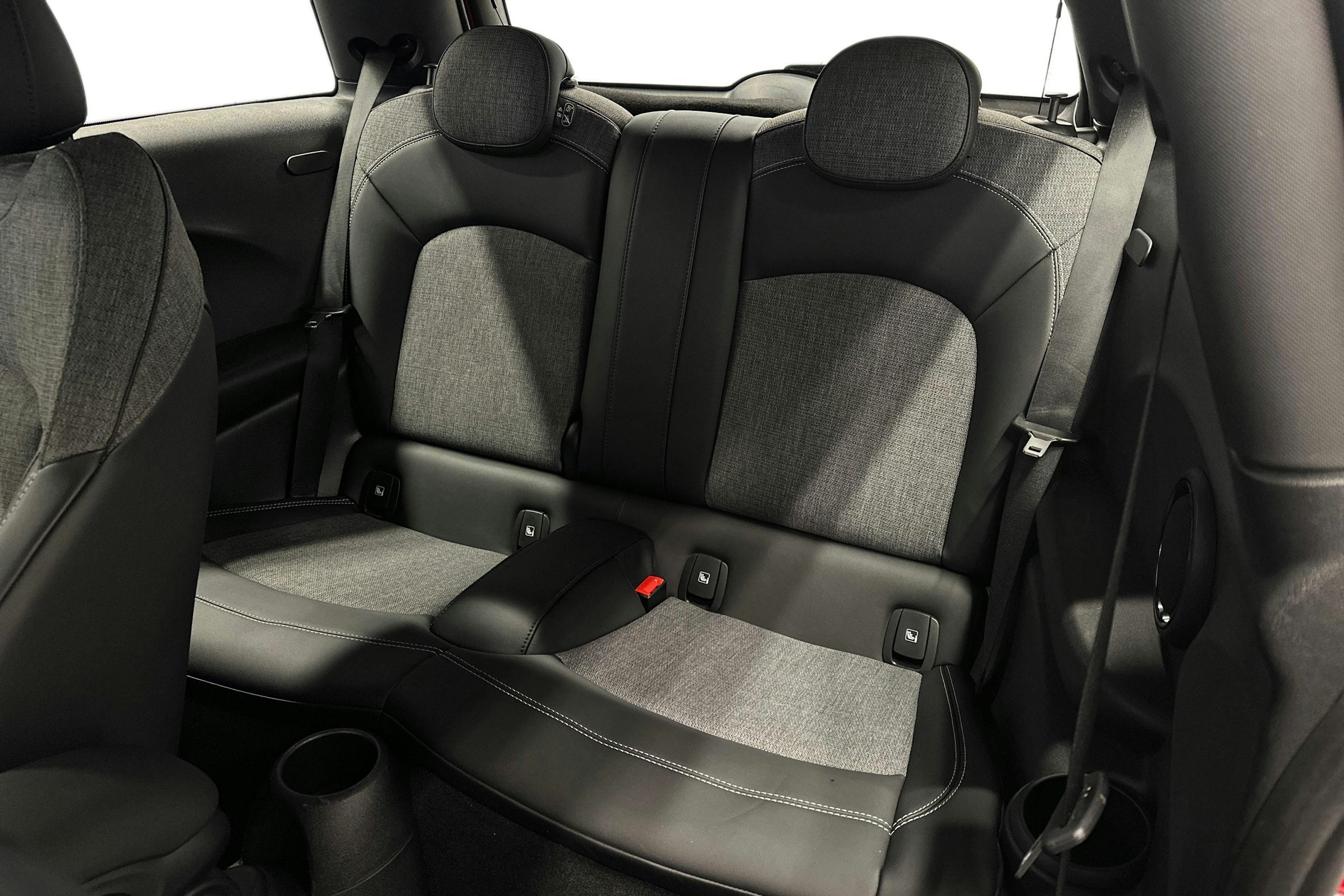 punainen Mini Hatchback 2023 kuva 10.