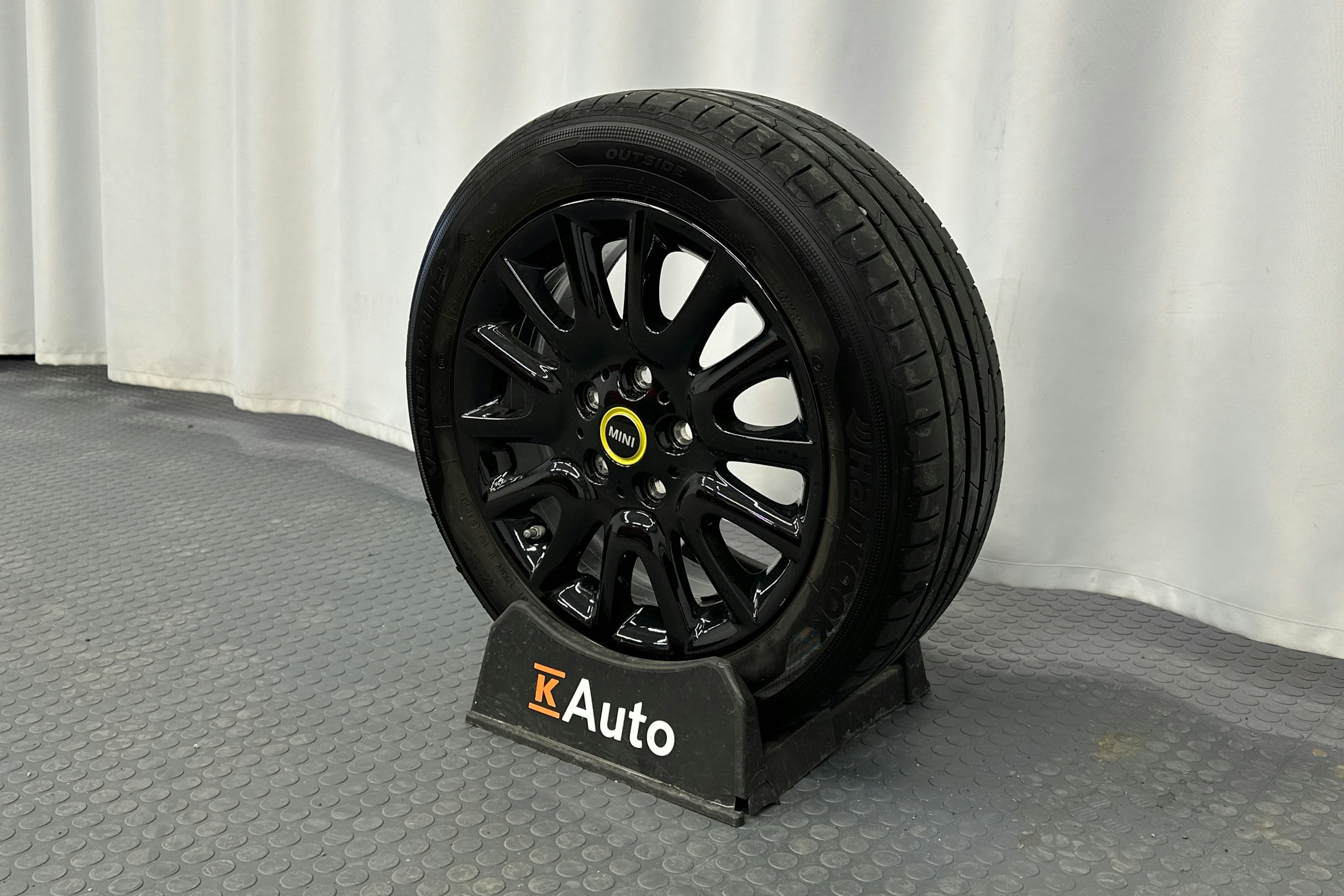 punainen Mini Hatchback 2023 kuva 13.